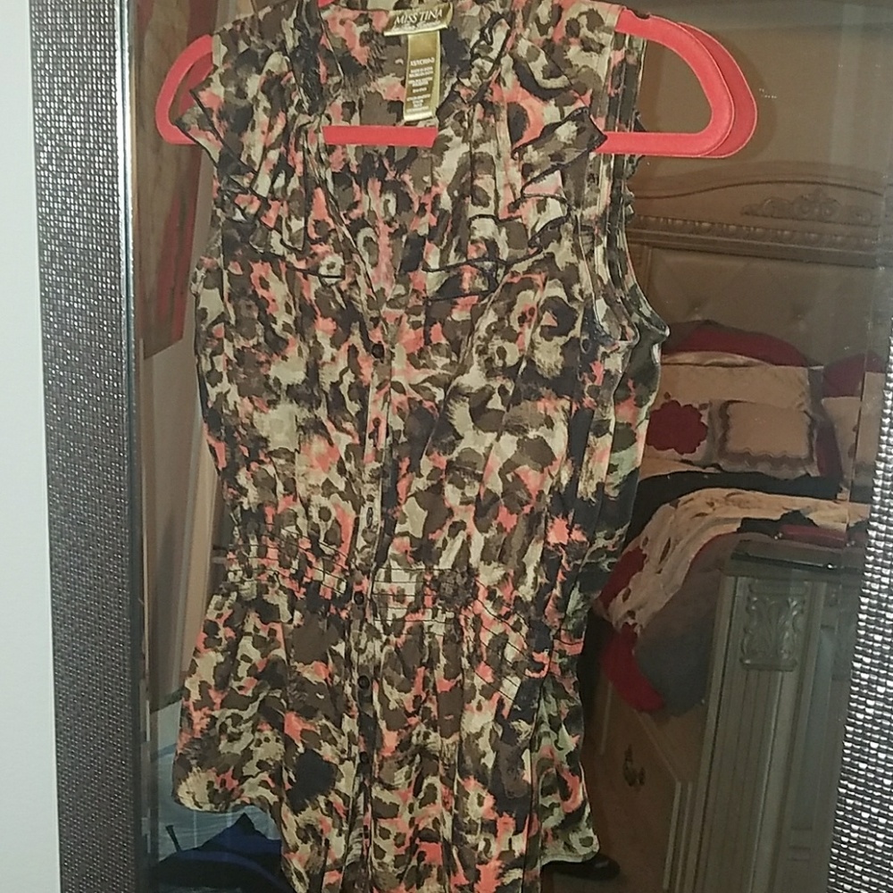 Trendy patterned top w ruffles